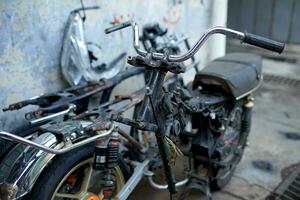 tradicional mercado, chatarra metal motocicleta chasis y pulga bienes para reventa foto