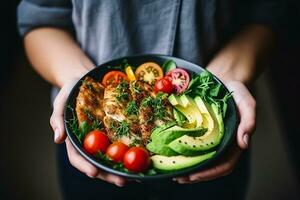 ensalada con frito pescado aguacate Tomates pepinos y hierbas en mujer manos. ai generado foto