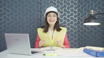 mujer ingeniero aplaudiendo con entusiasmo. video