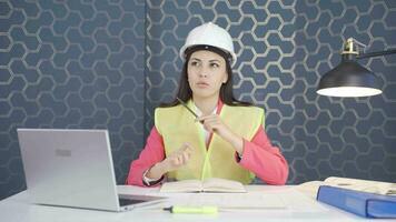 un mujer ingeniero quien hace cálculos relacionado a el trabajo. video