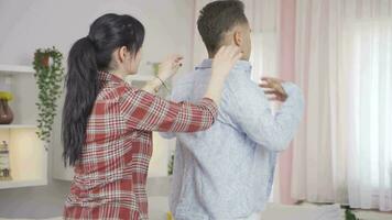 de vrouw wie jurken haar man in kleren. video