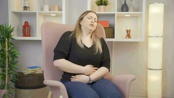 mujer con Dolor de estómago. video