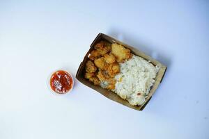 pollo palomitas de maiz y japonés arroz en cartulina caja en blanco antecedentes foto