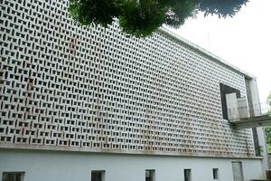 fachada de edificio, pared blanca de ladrillo de hormigón con circulación de aire foto