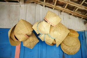 tradicional tejido bambú artesanía, bambú sombreros y bambú cestas foto