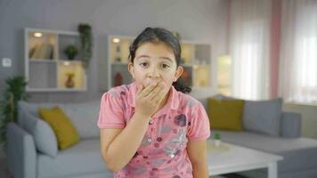 ragazza bambino guardare a telecamera nel stupore. video