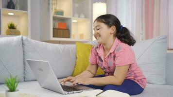 menina criança trabalhando em computador portátil com feliz expressão. video