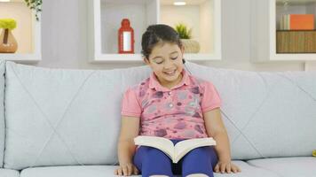 fille enfant en train de lire une livre. video