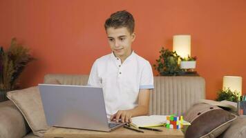 jongen aan het studeren Aan laptop chatten facetime. video