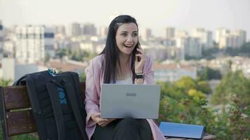 el mujer de negocios es contento a recibir bueno Noticias en el teléfono. video