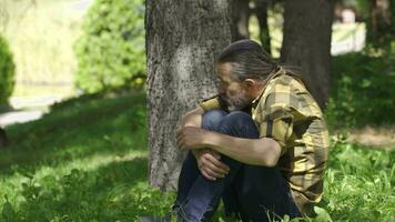 assustado homem, depressivo e nervoso. video