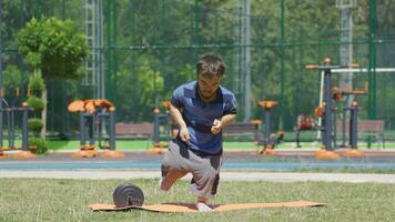 enano joven hombre trotar al aire libre. deporte y aptitud correr. video