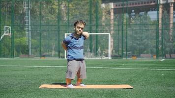 enano joven hombre hacer ejercicio al aire libre, deporte. video