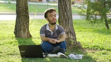 triste enano estudiante es llanto. video