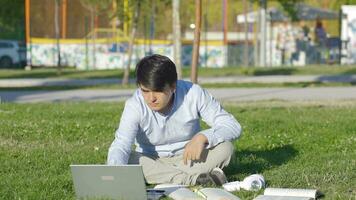 das Universität Schüler ist überrascht und das Dinge er sieht sind positiv, er ist glücklich. video