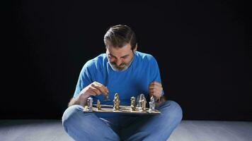 psicótico esquizofrênico pega Bravo jogando xadrez. video