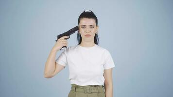 il donna con il pistola per sua testa è depresso e infelice. video