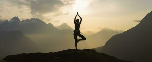 silueta de un mujer practicando yoga en el cumbre con montaña antecedentes. ai generado foto