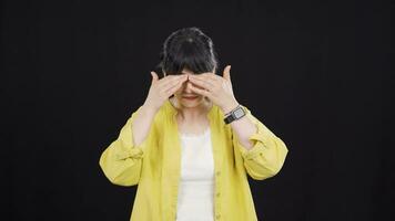 The woman who has trouble seeing. Eye problem. video