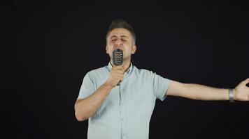 das Mann ist Singen. video