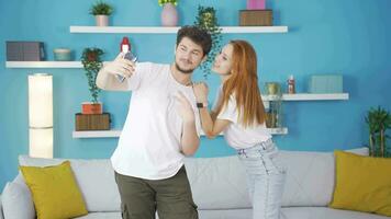 casado casal levando selfie. video