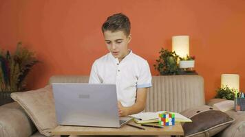 afstand online onderwijs leerling jongen. video