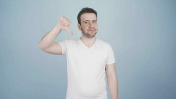 man ser på kamera med en negativ uttryck. video