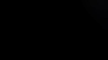 cinematográfico lente bengalas ligero fuga cubrir en negro antecedentes. esférico óptico ligero resumen antecedentes 4k video