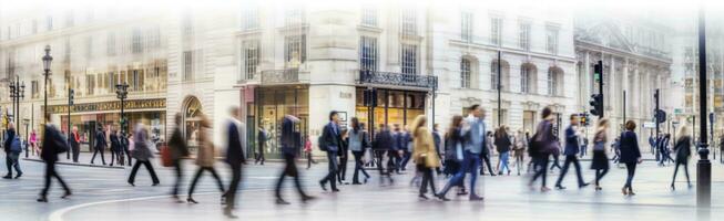 caminando personas difuminar. un montón de personas caminar en el ciudad de Londres. amplio panorámico ver de personas cruce el la carretera. ai generado foto