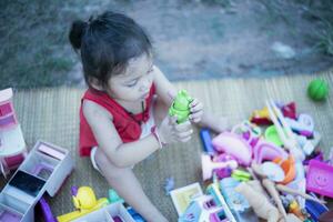 niños jugar con vistoso juguetes niños jugar educativo y creativo juguetes y juegos para joven niños a hogar. foto