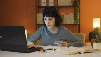kvinna studerande håller på med e-handel handla. video