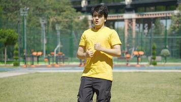 jong Mens jogging buitenshuis. sport en geschiktheid rennen. video