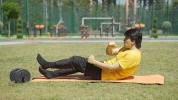 jovem homem quem quer uma saudável corpo faz Esportes. exercício e fitness. video