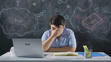 maschio alunno cascate addormentato mentre studiando. video