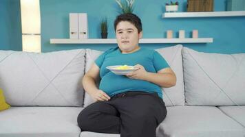 Fettleibigkeit Junge ist Angst und besorgt während Aufpassen Fernseher. video