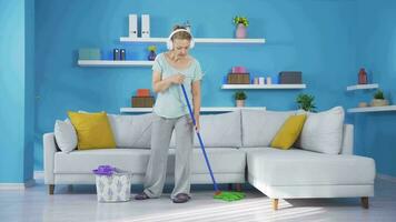 The woman who sings while cleaning. video