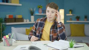 gelukkig leerling aan het doen huiswerk Bij huis. video