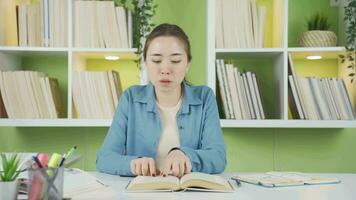 asiatisk ung kvinna studerande håller på med forskning. video