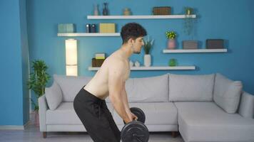 Jeune athlète homme Faire des sports poids entraînement. en bonne santé mode de vie. video