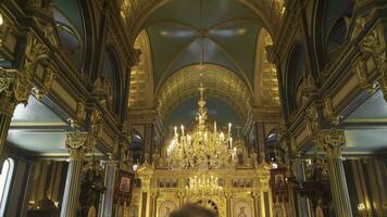 le homme en marchant dans le église. video