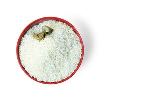 sano alimento. rojo cerámico cuenco con alto carbohidratos arroz en blanco antecedentes. parte superior vista, alto resolución producto. foto