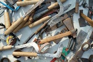chatarra metal pulga mercado, un colección de armas, espadas, cuchillos y hachas para rebaja foto