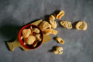 amarillo gamba galletas son Listo a ser cocido foto