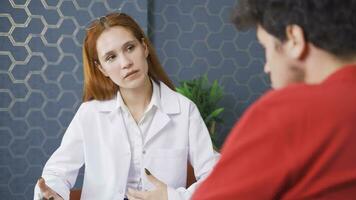 psychiatre médecin donnant Conseil à le sien patient. video