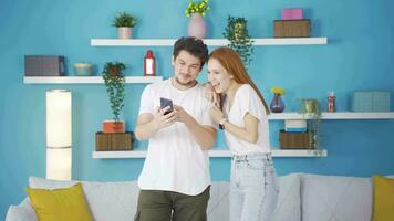 The couple hanging out on the phone laughs with laughter. video