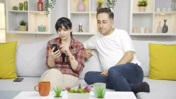 le couple a été déplacé par quoi elles ou ils vu sur le téléphone. video