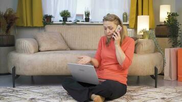 vrouw gebruik makend van laptop nerveus pratend Aan de telefoon. video