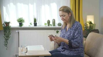 wanneer de telefoon is uit van aanval, de vrouw krijgt boos. video