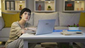 jovem mulher assistindo filme em computador portátil às noite às lar. video