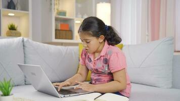 Mädchen Kind Schließen Laptop mit wütend Ausdruck. video